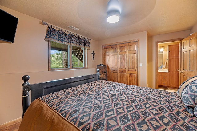 bedroom with ceiling fan, a textured ceiling, and a closet