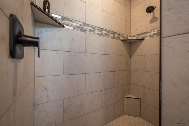 bathroom featuring a tile shower