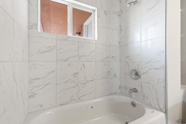 bathroom featuring tiled shower / bath