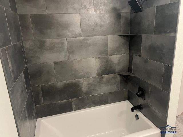 bathroom with tiled shower / bath