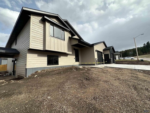 view of front facade with driveway and an attached garage