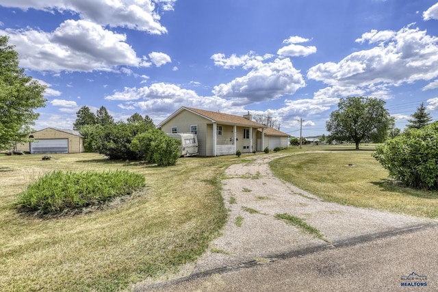 ranch-style house featuring a front yard