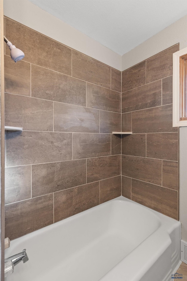 bathroom with tiled shower / bath