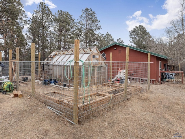 view of yard with an outdoor structure