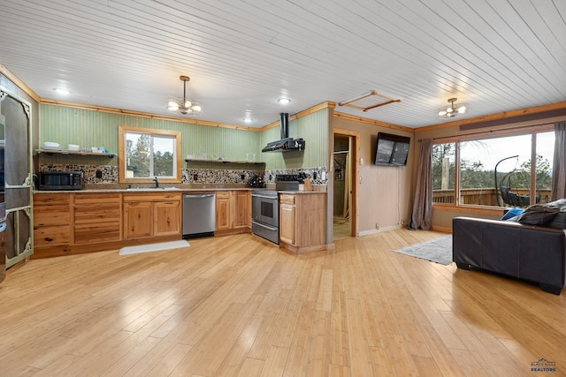 kitchen featuring an inviting chandelier, sink, hanging light fixtures, appliances with stainless steel finishes, and light hardwood / wood-style floors