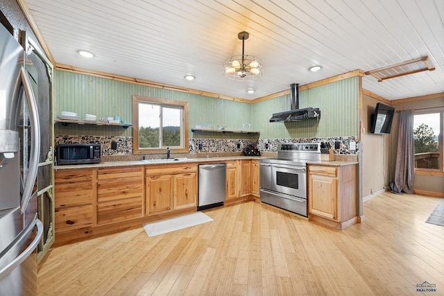 kitchen featuring sink, hanging light fixtures, stainless steel appliances, light hardwood / wood-style floors, and ornamental molding