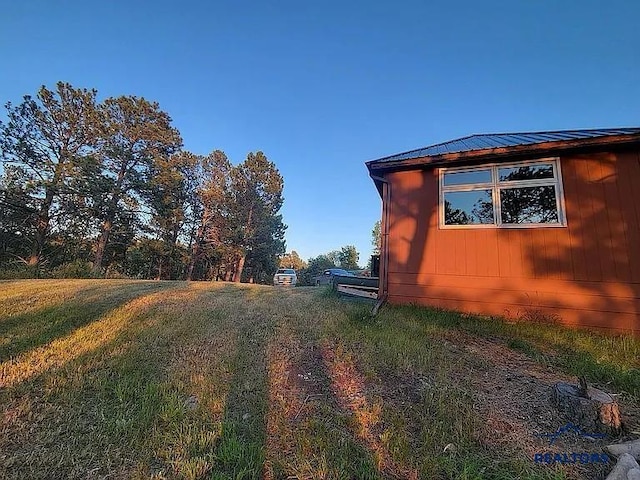 view of side of property featuring a lawn