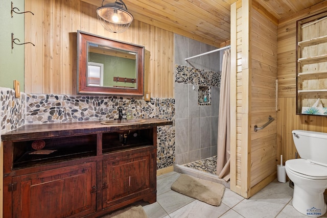 bathroom featuring a shower with shower curtain, toilet, wood ceiling, and tile patterned floors