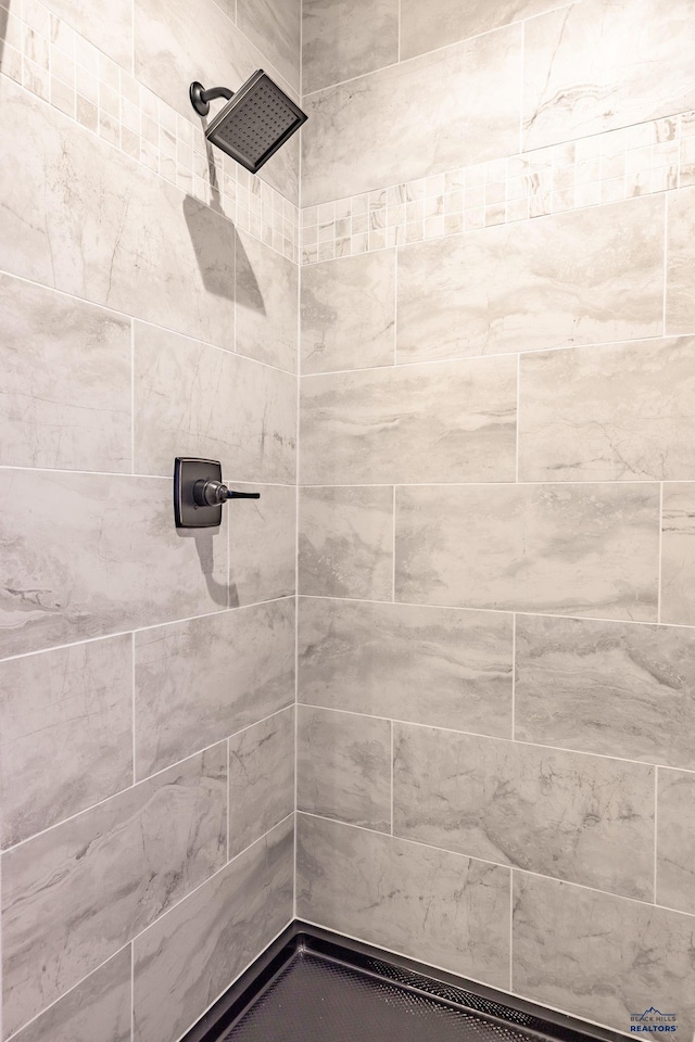 bathroom featuring a tile shower