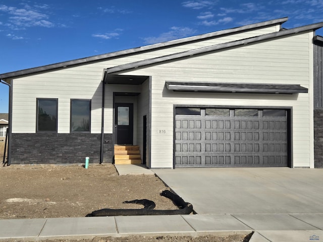 view of front facade with a garage