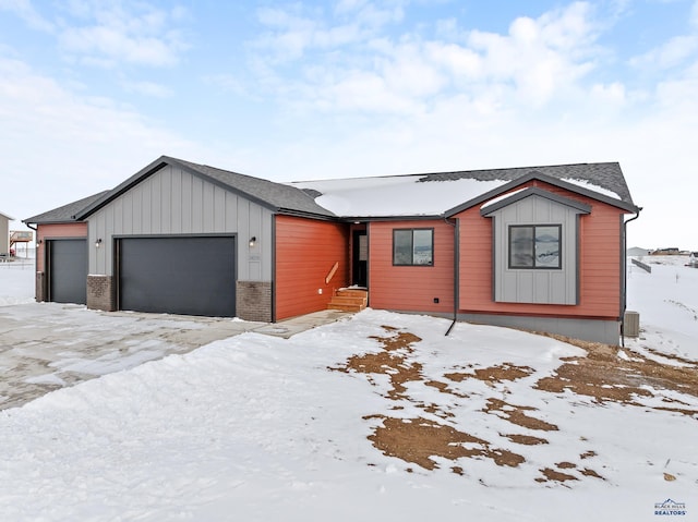 view of front of house featuring a garage