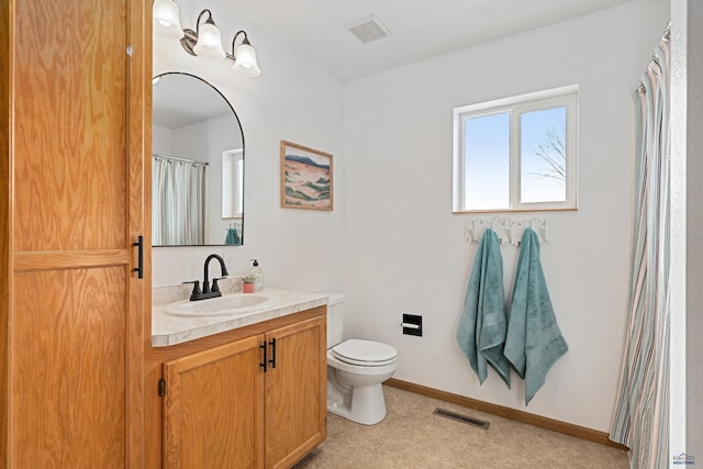 bathroom featuring a shower with curtain, vanity, and toilet