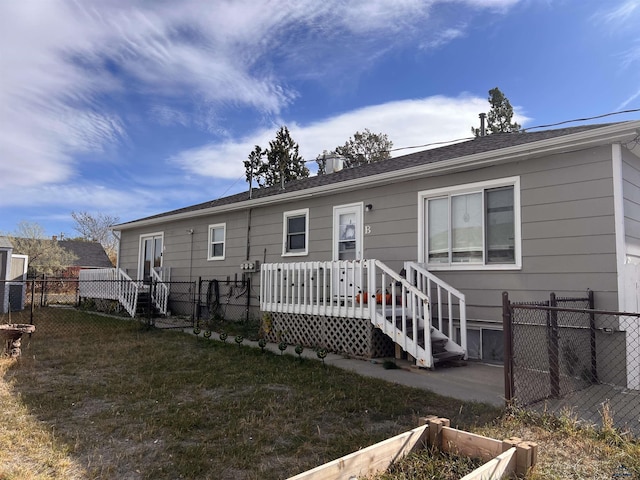 view of front of house with a front yard