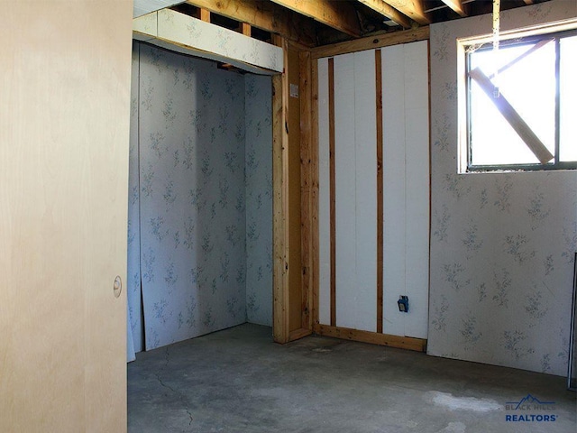 empty room featuring concrete flooring