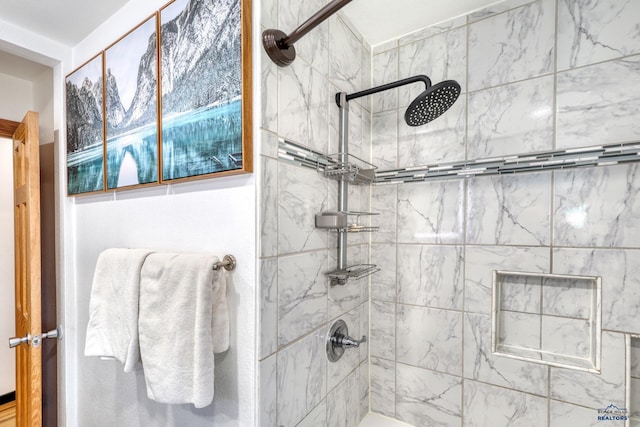 bathroom featuring a tile shower