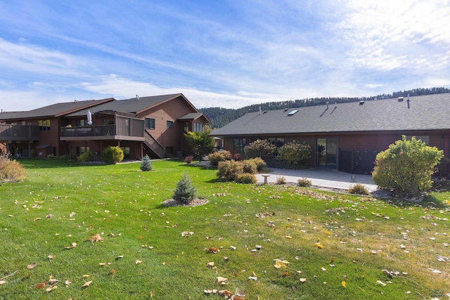 view of yard featuring a patio