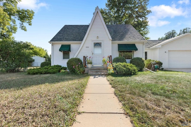 view of front facade featuring a garage and a front lawn