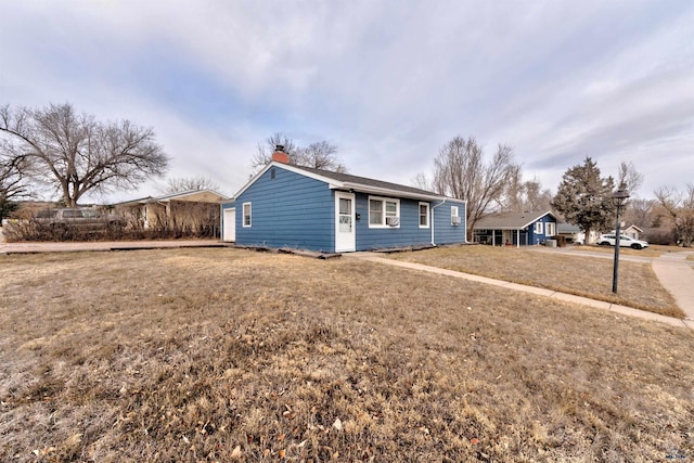 view of front of house with a front lawn