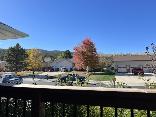 view of yard featuring a balcony