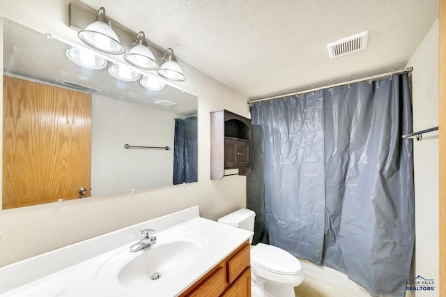 full bathroom featuring vanity, shower / bath combo with shower curtain, a textured ceiling, and toilet