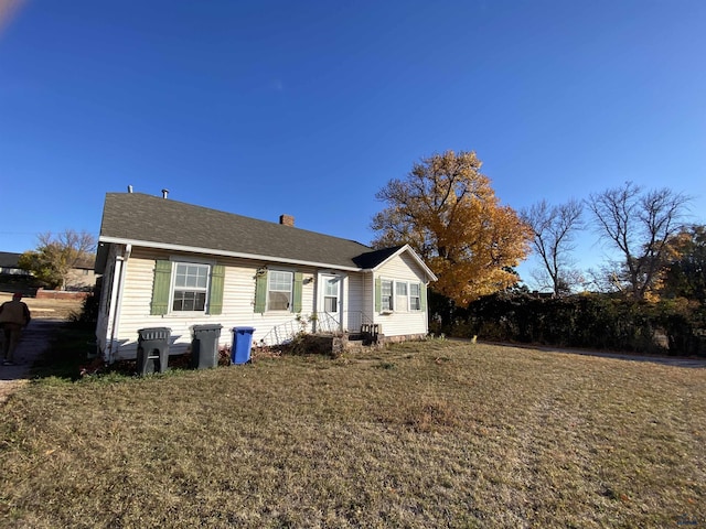 view of front of house with a front lawn