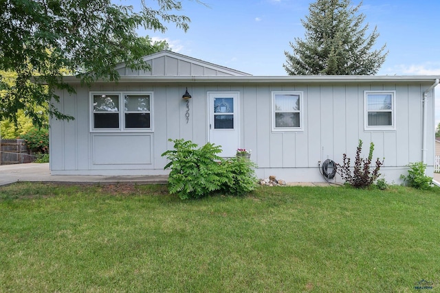 view of front of home featuring a front yard