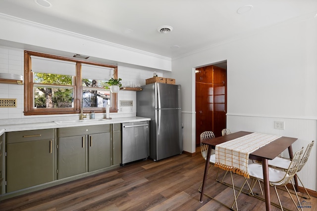 kitchen featuring stainless steel appliances, dark hardwood / wood-style floors, sink, and decorative backsplash