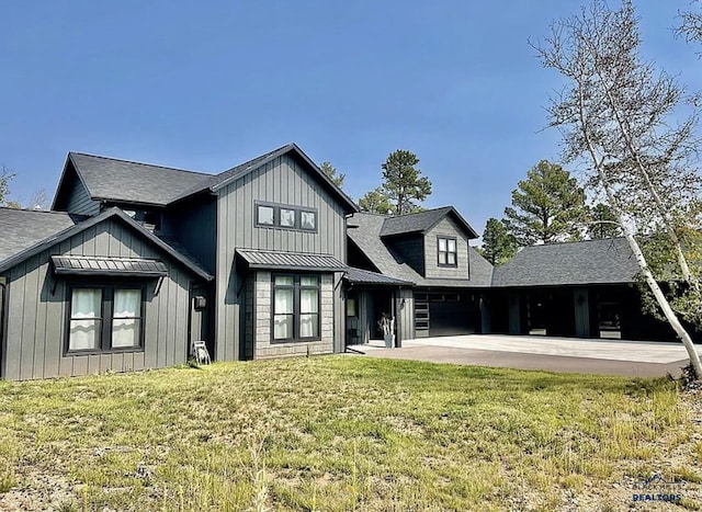 modern farmhouse featuring a front lawn