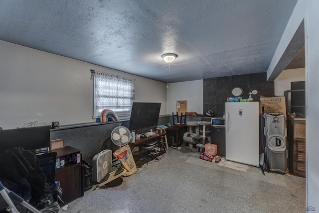 office area featuring a textured ceiling and speckled floor