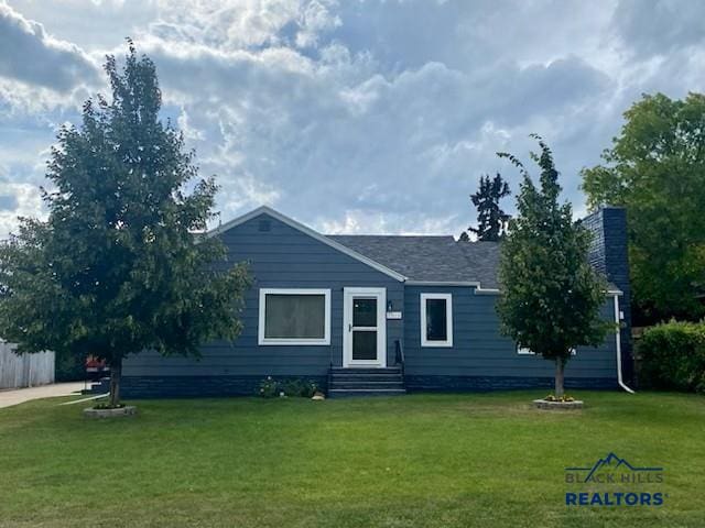 ranch-style home with entry steps and a front yard