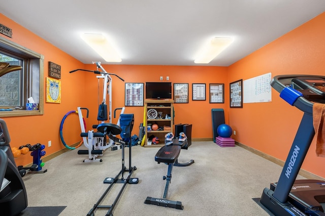 exercise area featuring baseboards