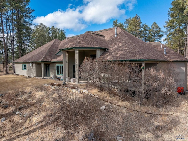 view of front facade featuring a shingled roof