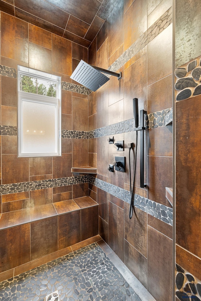 bathroom featuring tiled shower