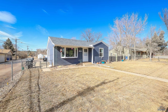 view of front facade featuring a front yard and fence