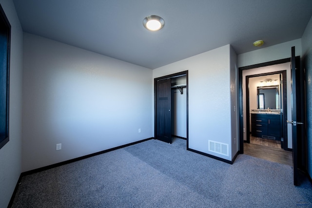 unfurnished bedroom featuring carpet floors, a closet, visible vents, and baseboards