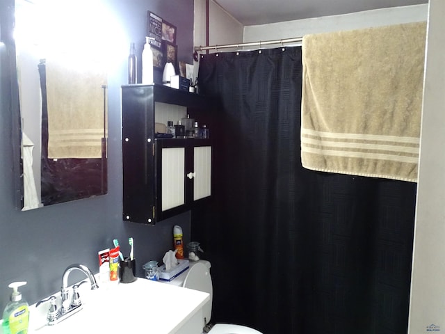 full bathroom with curtained shower, vanity, and toilet