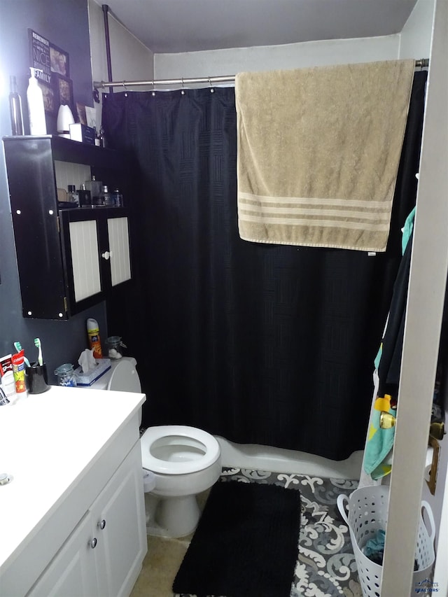 bathroom with a shower with shower curtain, vanity, and toilet