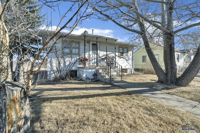 view of front of property featuring a front lawn