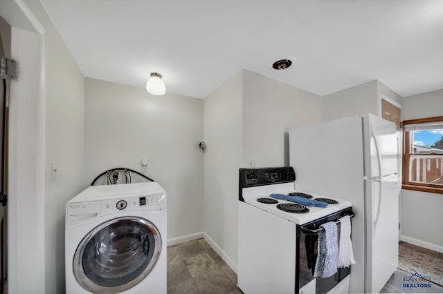 laundry area with washer / clothes dryer and baseboards