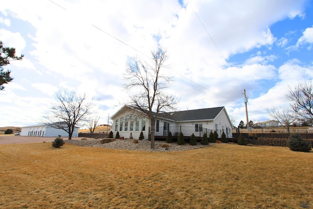 view of front of house featuring a front lawn