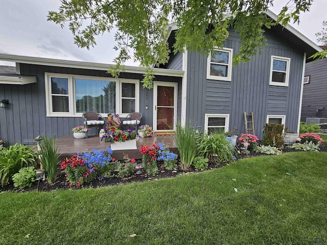 tri-level home featuring a front lawn