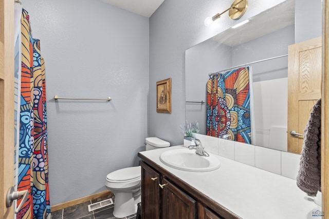 full bath featuring visible vents, baseboards, toilet, a shower with curtain, and vanity