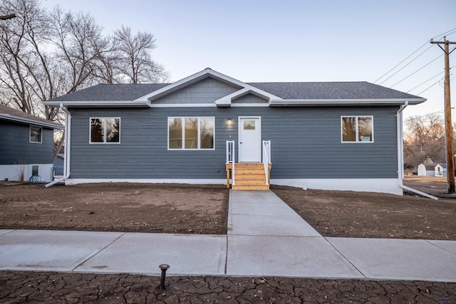 single story home featuring a shingled roof