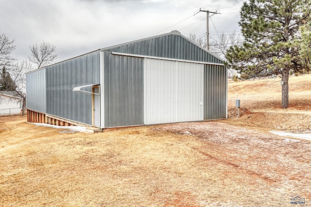 view of pole building with driveway