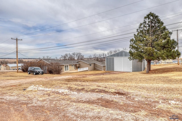 view of yard featuring an outdoor structure and a pole building