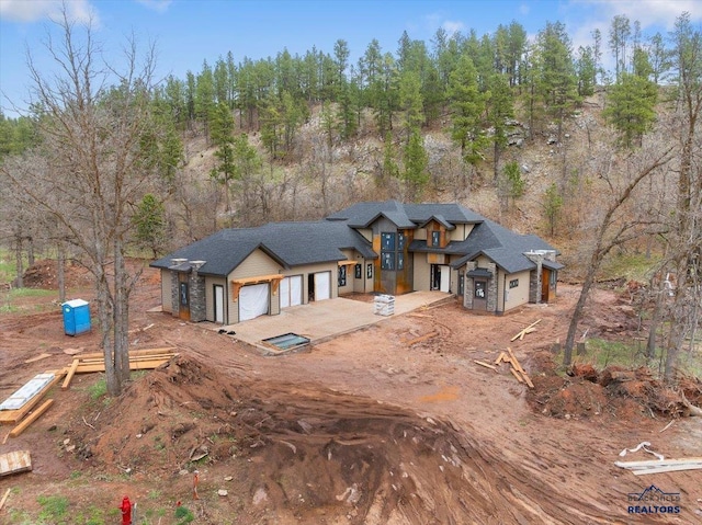 view of front of property featuring dirt driveway