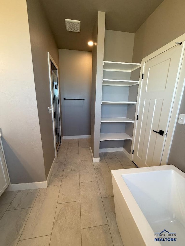 full bath with visible vents and baseboards