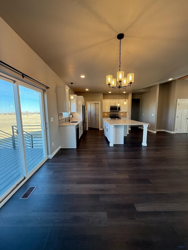 kitchen with visible vents, an inviting chandelier, stainless steel appliances, and light countertops