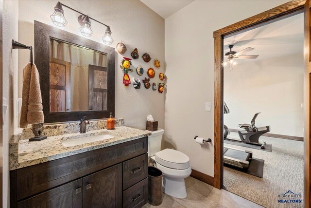 full bath featuring vanity, toilet, a ceiling fan, and baseboards
