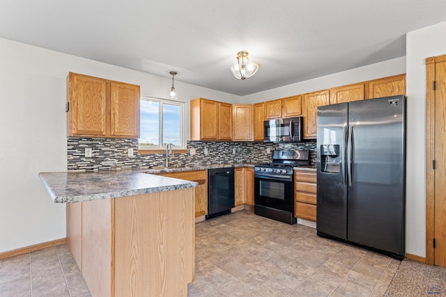 kitchen featuring decorative backsplash, a peninsula, baseboards, a sink, and black appliances